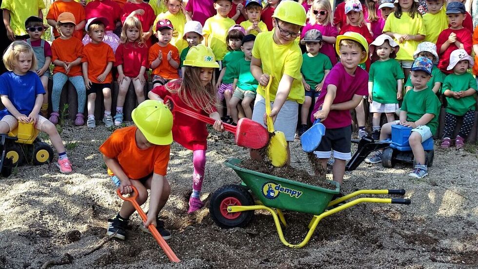 Die Kita-Kinder löegten selbst Hand an.