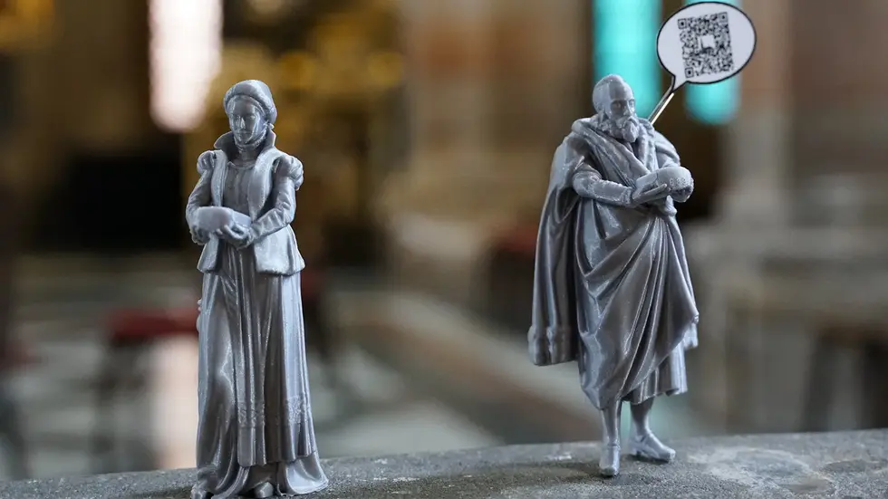 Diese Mini-Kopien sind vor dem Dom zu sehen. Beim Abscannen des Codes startet das Augmented-Reality-Video.