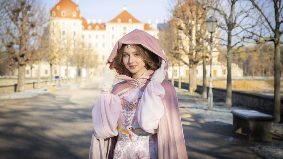 Aschenbrödel vor Schloss Moritzburg. Die Schau öffnet am 21. November wieder ihre Türen.