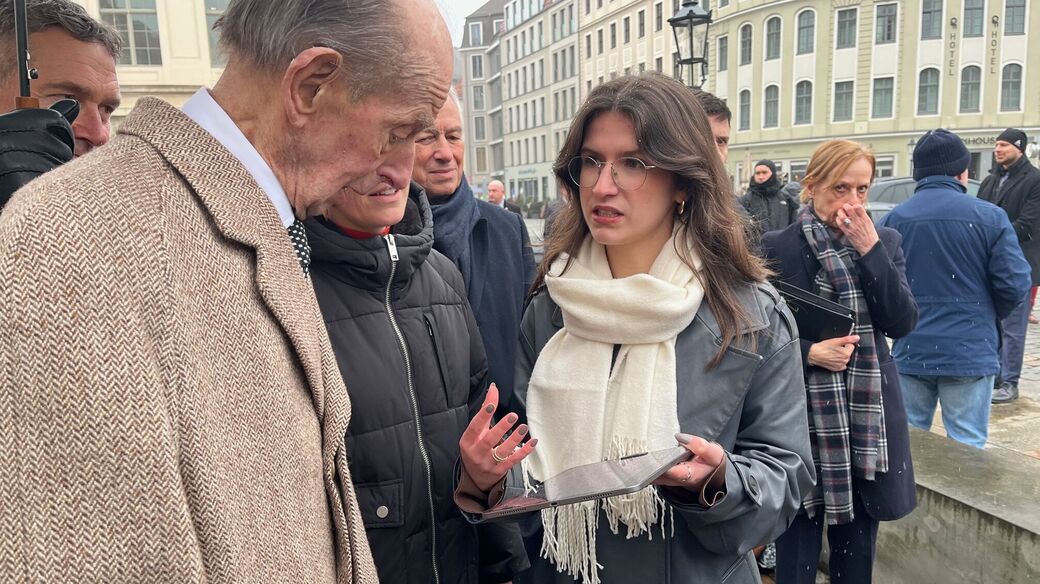 Annalena, Schülerin der Semperschulen, erklärt dem Prinz Edward, Herzog von Kent, das Gedenkprojekt ihrer Schule