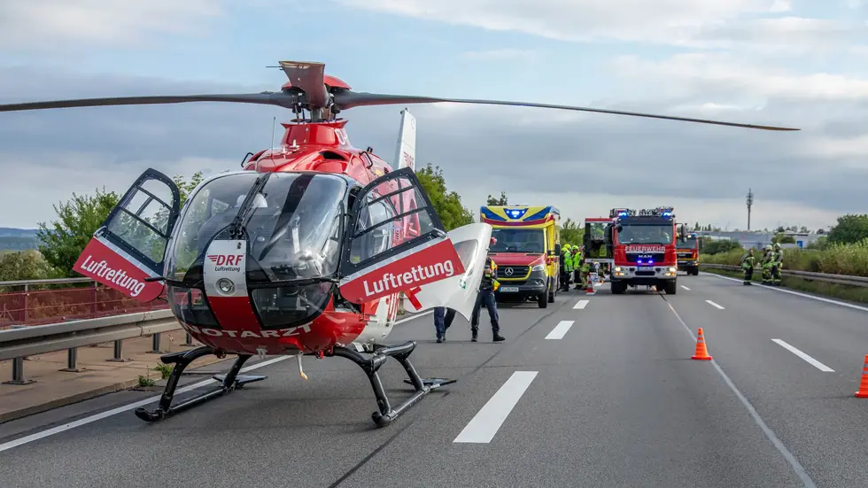  Zwei schwere Unfälle auf der A 72 bei Stollberg sorgen für Vollsperrungen und kilometerlange Staus. Eine Autofahrerin wurde schwer verletzt, ein Motorradfahrer per Hubschrauber in eine Klinik gebracht.