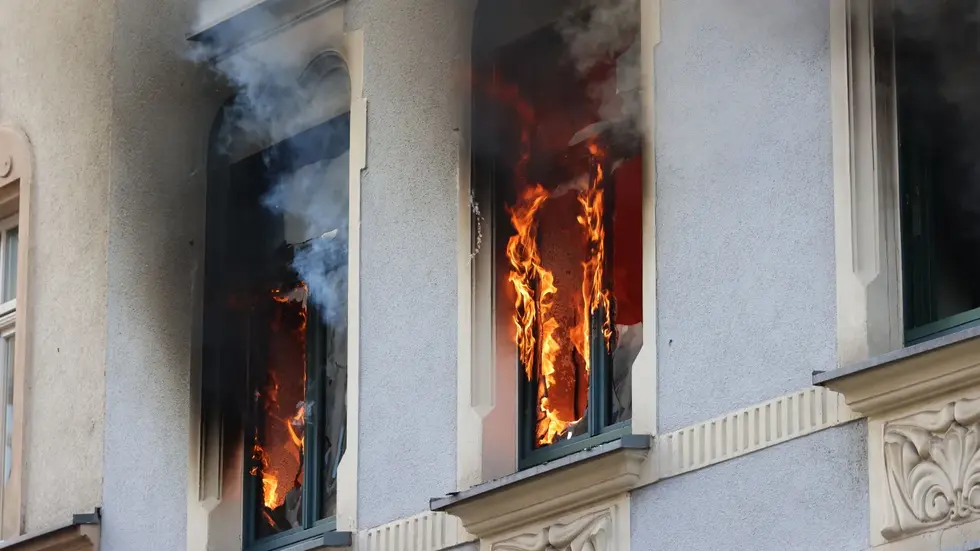 Bei einem Wohnungsbrand in der Gießerstraße werden vier Menschen verletzt. Ein Mann schwebt in Lebensgefahr.