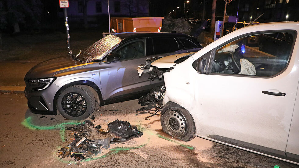 An allen Fahrzeugen entstand hoher Sachschaden. An allen Fahrzeugen entstand hoher Sachschaden.