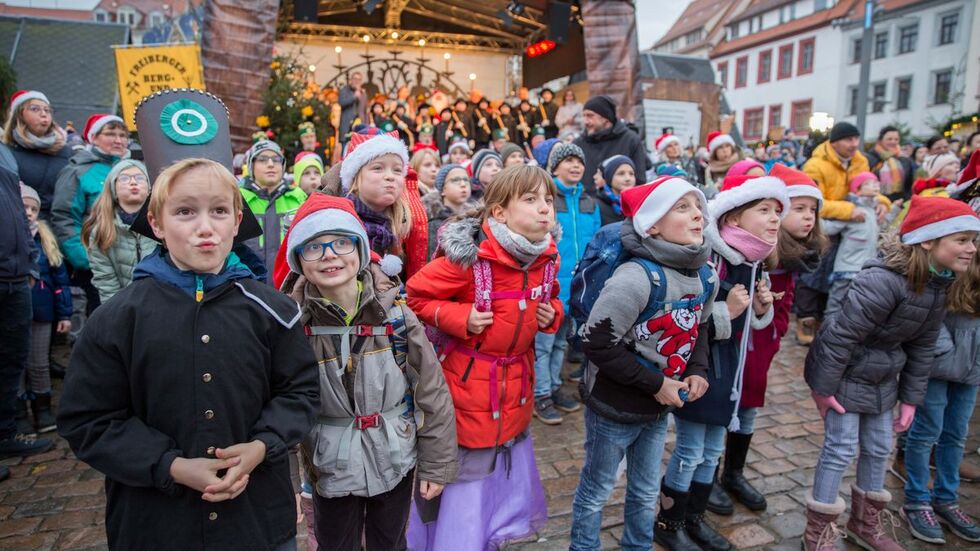 Über 180 Kita-Kinder schoben gemeinsam die bergmännische Pyramide an und „pusteten“ Lichterglanz in den 16 Meter hohen Weihnachtsbaum auf dem Obermarkt. 