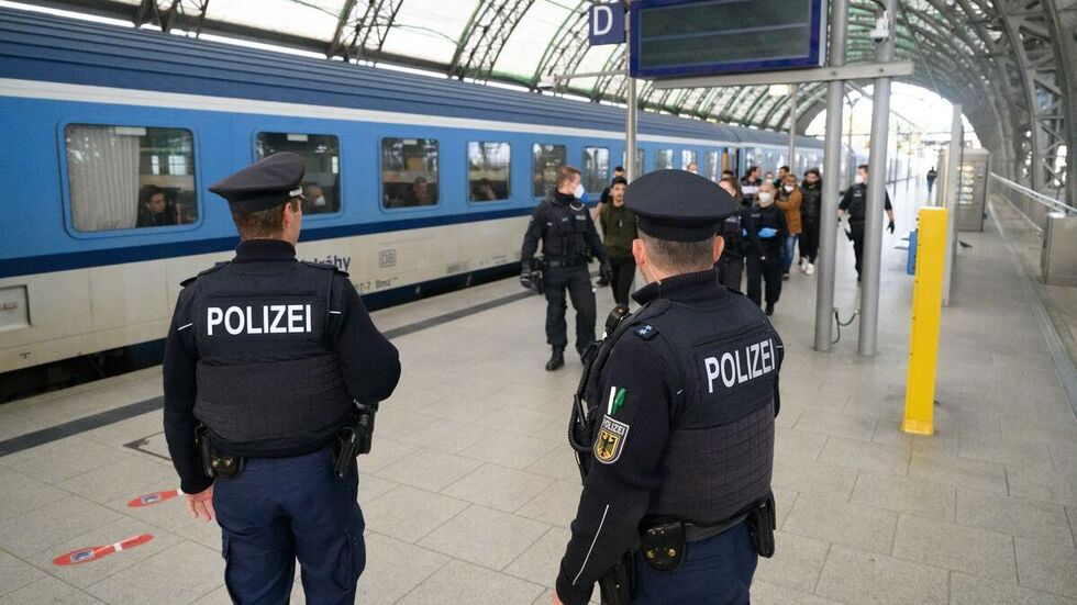 Polizisten der Bundespolizei führen auf dem Hauptbahnhof Dresden ankommende Flüchtlinge aus Syrien zum Bereich für die Registrierung. 