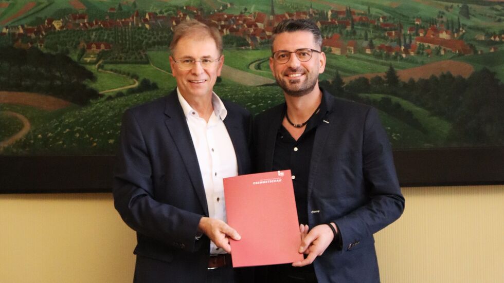 Oberbürgermeister André Raphael (li.) mit Gastronom Arsim Sadiki (re.)