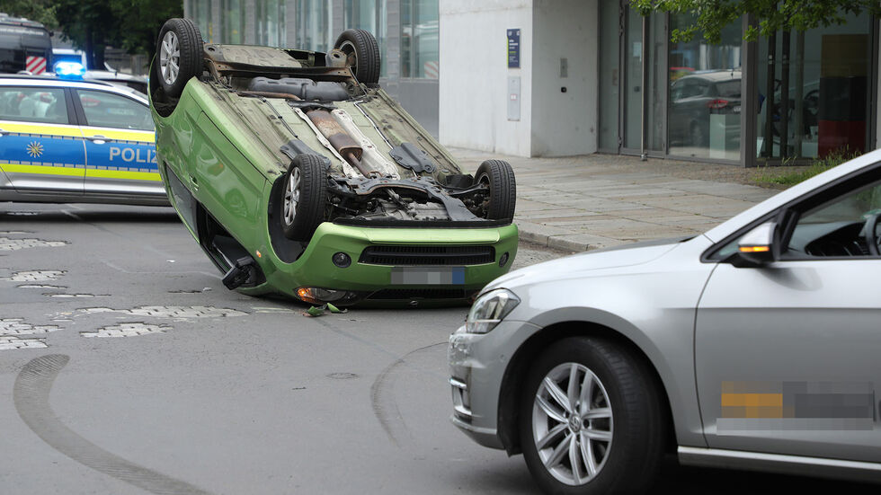 Nach dem Zusammenstoß mit einem VW landete der Skoda auf dem Dach