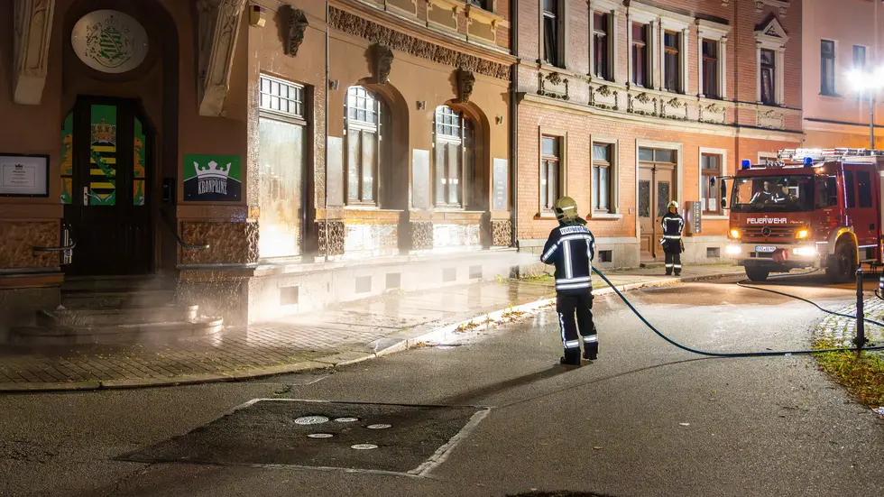 Die Feuerwehr reinigte den  Eingangsbereich mit Wasser. 