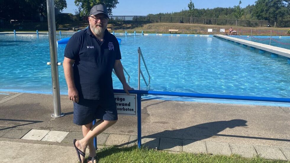 Frühmorgens im Freibad Crossen: Mario Wojnowski, der Vorstand des Fördervereins, freut sich auf Gäste. 