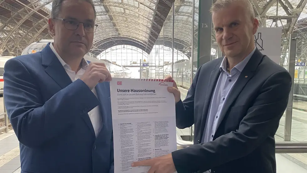 Christian Schulz vom Bahnhofmanagement Leipzig zeigt den neuen Absatz in der Hausordnung. Christian Schulz vom Bahnhofmanagement Leipzig zeigt den neuen Absatz in der Hausordnung.