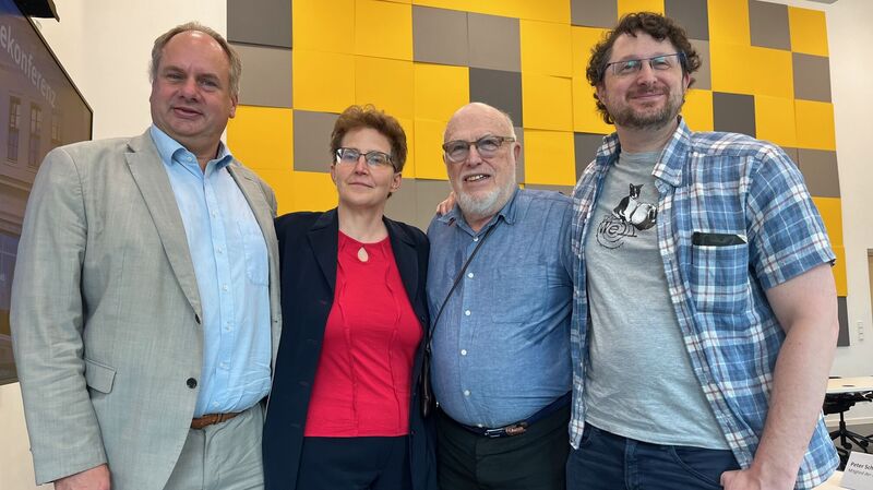 Nachfahren von Georg Arnhold 2025 bei einem Besuch in Dresden mit OB Dirk Hilbert (links)