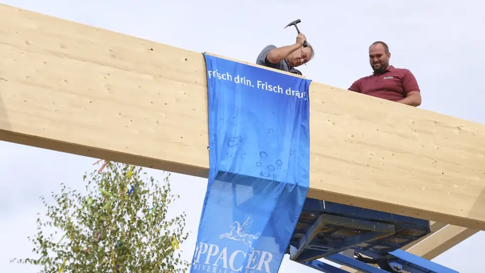 Produktionsleiter Andreas Pietsch schlägt gemeinsam mit Michael von Beulwitz, Projektleiter der Firma Consass GmbH & Co. KG, einen symbolischen Nagel in den Rohbau. Produktionsleiter Andreas Pietsch schlägt gemeinsam mit Michael von Beulwitz, Projektleiter der Firma Consass GmbH & Co. KG, einen symbolischen Nagel in den Rohbau.