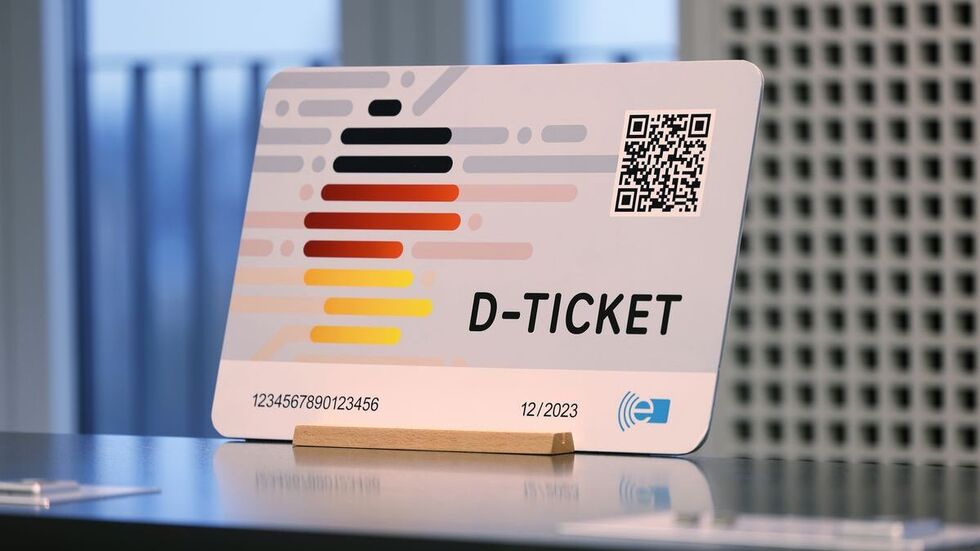 Ein übergroßes Modell des neuen Deutschlandtickets