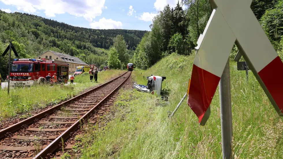 Die Bahnstrecke wurde vorübergehend gesperrt. Es gab erhebliche Einschränkungen im Bahn- und Straßenverkehr.