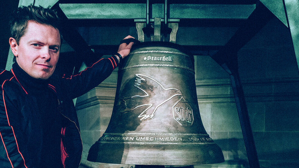 Die Friedensglocke mitsamt Erschaffer in der Frauenkirche.