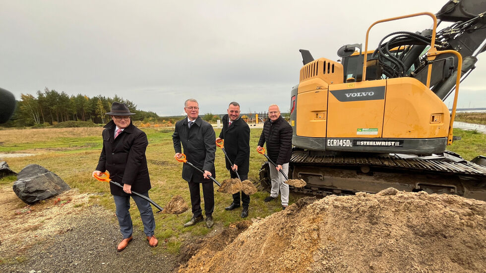 Spatenstich zum Baustart am Westufer mit Torsten Ruban-Zeh (Bürgermeister Hoyerswerda), Udo Witschas (Landrat Bautzen), Gerd Richter (LMBV) und Vertreter des Staatsministeriums Sachsen.