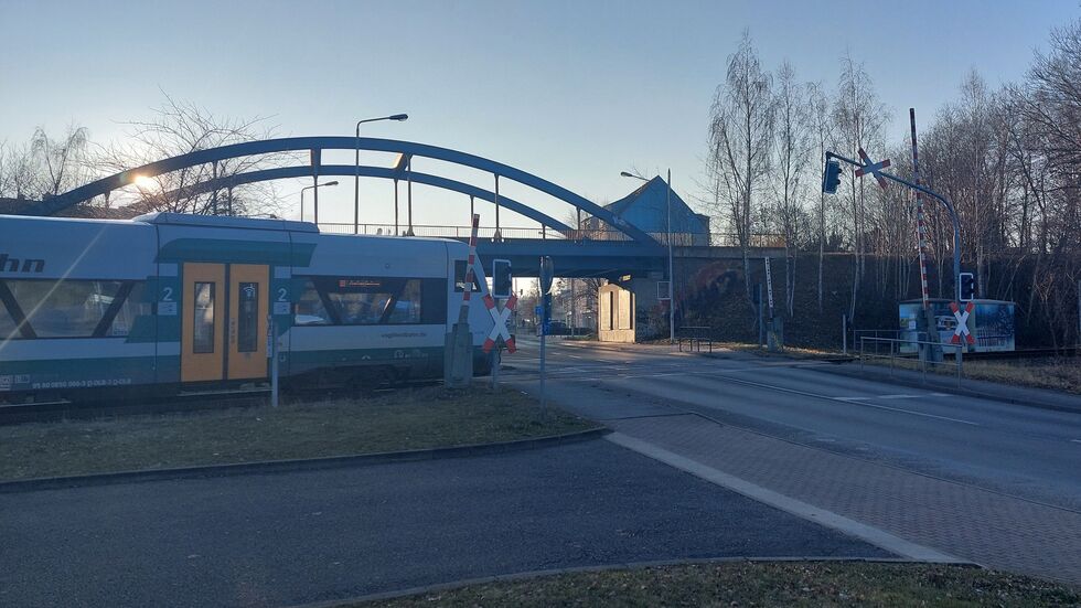Bis die Schranke repariert ist, nimmt die Vogtlandbahn mehr Rücksicht auf den Straßenverkehr. Sie stoppt und kündigt dann ihr Weiterfahren per Hornstoß an.