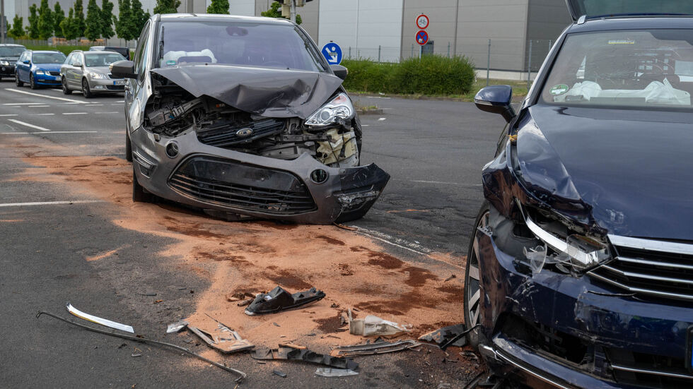 Die kaputten Autos auf der Kreuzung am Sachsenpark in Leipzig.