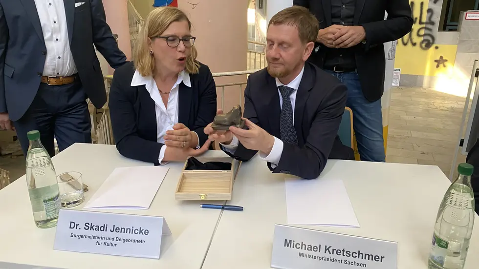 Leipzigs Kulturbürgermeisterin Skadi Jennicke (48, Linke) bei einem Termin im früheren Bowlingtreff auf dem Wilhelm-Leuschner-Platz mit Ministerpräsident Michael Kretschmer. Leipzigs Kulturbürgermeisterin Skadi Jennicke (48, Linke) bei einem Termin im früheren Bowlingtreff auf dem Wilhelm-Leuschner-Platz mit Ministerpräsident Michael Kretschmer.
