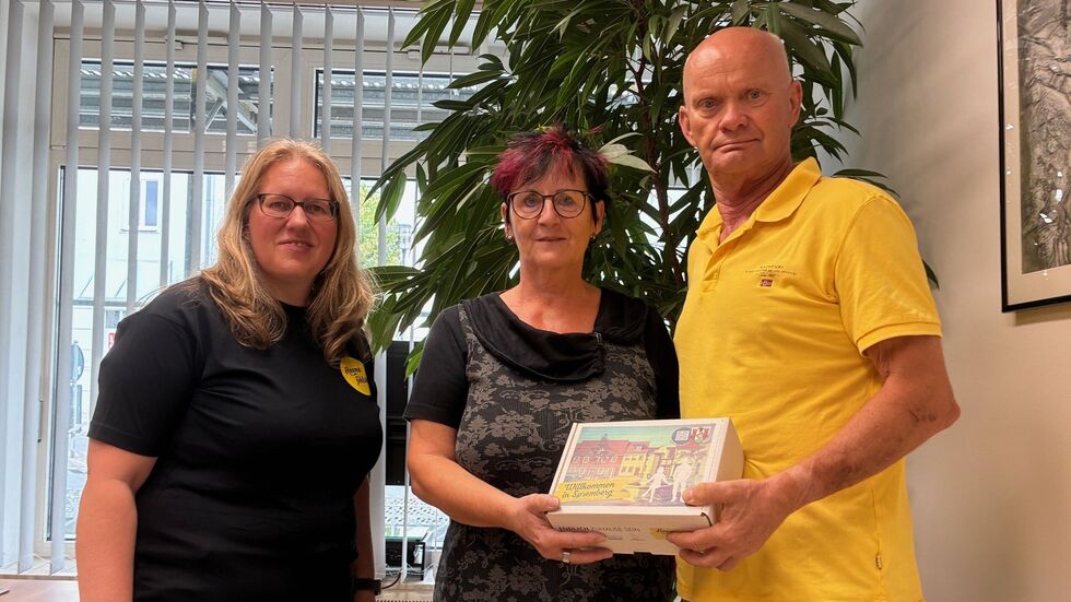 Anja Guhlan als Projektkoordinatorin der Rückkehr- und Zuzugsinitiative „Heeme fehlste“ hat dem Zuzügler-Paar Petra Schärer (63) und Detlef Engelmann (67) mit der 150. Willkommensbox in Spremberg willkommen geheißen.  