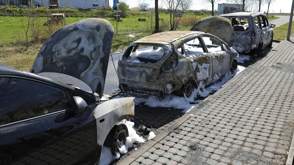 Die ausgebrannten PKW.