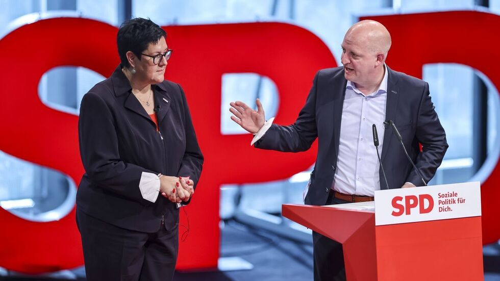 Die SPD-Landesvorsitzenden Kathrin Michel (v.l.) und Henning Homann kurz nach ihrer Wahl beim Landesparteitag. 
