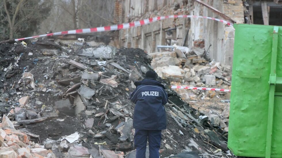 Ein Polizist an dem für die Spurensicherung abgesperrten Fundort des Toten.