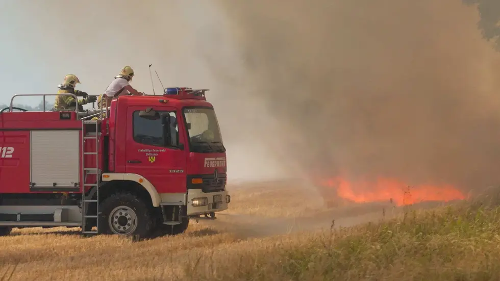 Zahlreiche Feuerwehren aus der Umgebung rückten zum Löschen an. Zahlreiche Feuerwehren aus der Umgebung rückten zum Löschen an.