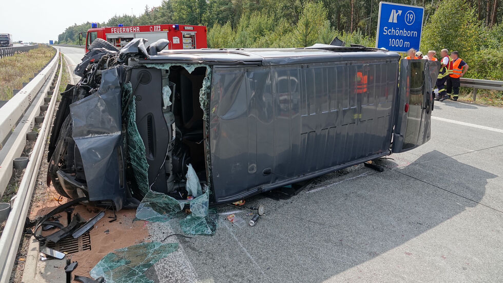 Der Kleintransporter blieb auf der Seite liegen.