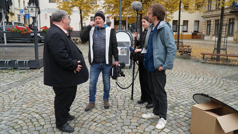 Team von "extra3" beim Dreh in Werdau, links Oberbürgermeister Sören Kristensen Team von "extra3" beim Dreh in Werdau, links Oberbürgermeister Sören Kristensen