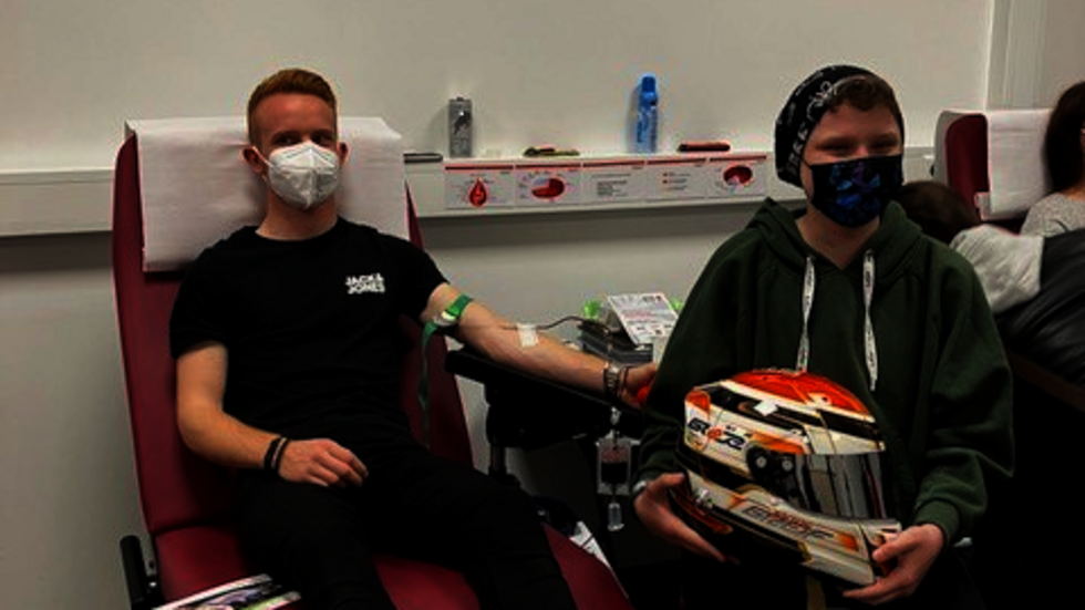 Zum Auftakt sind Motorsportler Jonas Greif (links) und Schirmherrin Kim mit dabei.