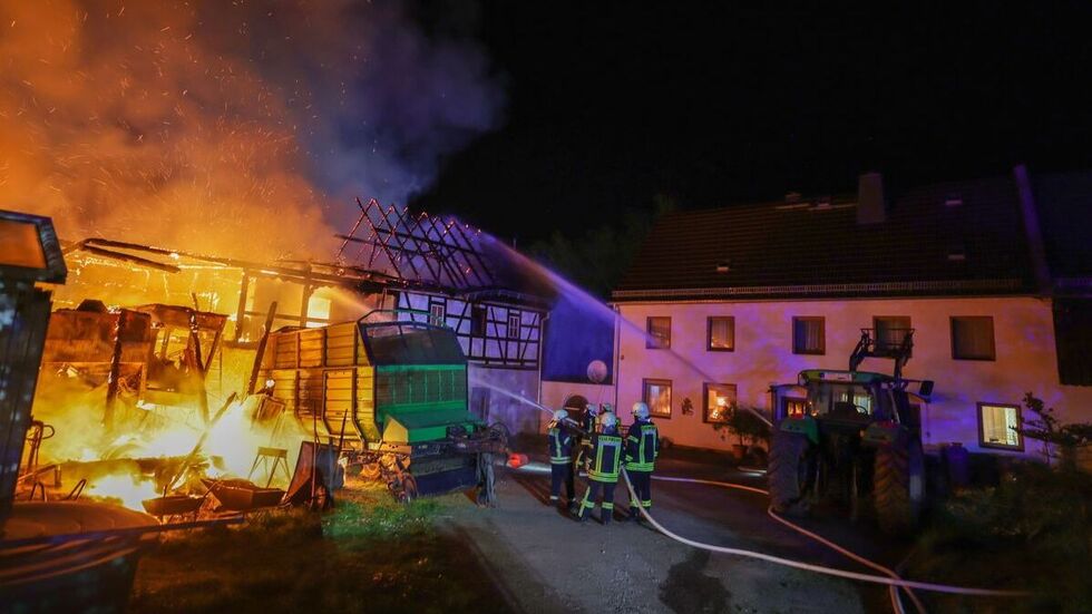 Die Flammen drohten auf das Wohnhaus überzugreifen.