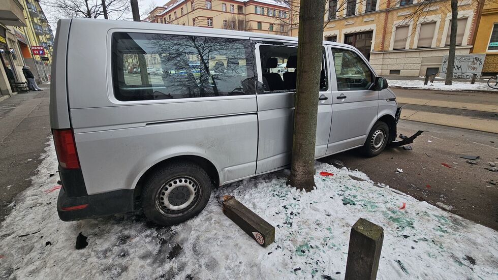 Eins der beschädigten Fahrzeuge auf der Wittenberger Straße in Leipzig-Eutritzsch. Eins der beschädigten Fahrzeuge auf der Wittenberger Straße in Leipzig-Eutritzsch.