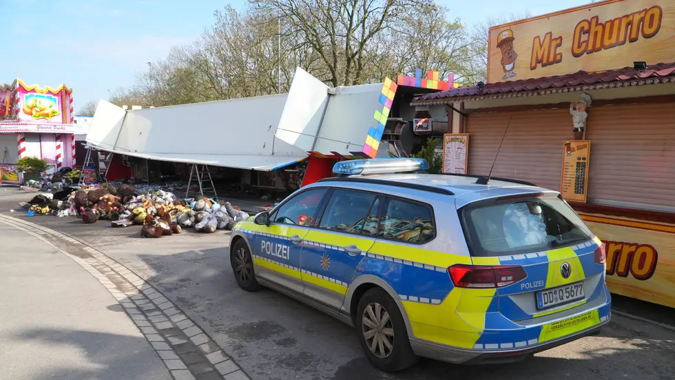 Ein Streifenwagen der Polizei am Tag danach neben dem Brandort auf der Leipziger Kleinmesse. Ein Streifenwagen der Polizei am Tag danach neben dem Brandort auf der Leipziger Kleinmesse.