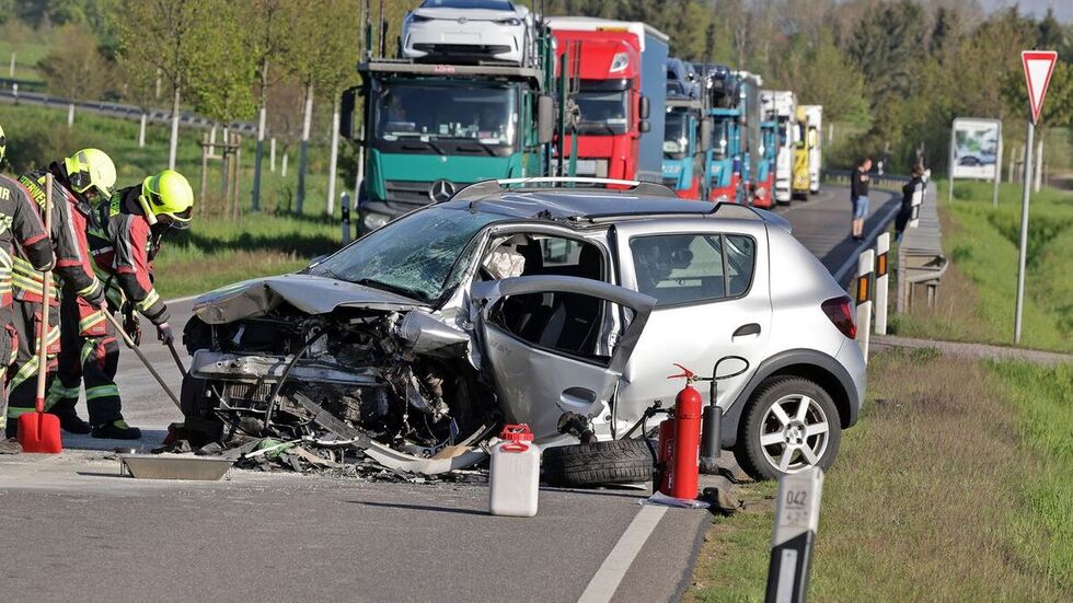Zunächst waren ein Opel und ein Dacia frontal zusammengekracht.