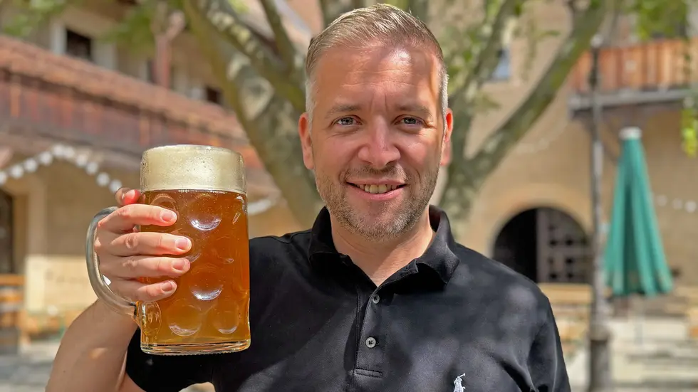 Posthalterei-Chef Florian Freitag will gern am Wochenende mit seinen Gästen anstoßen 