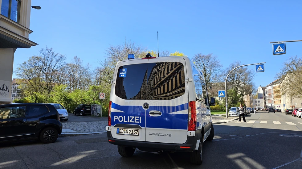Das Polizeiauto markiert den Ort des Überfalls auf der Koehlerstraße.