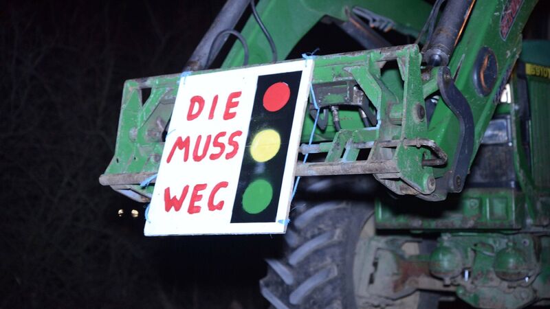 Mit ihren Traktoren blockieren die Bauern die Autobahnzufahrten