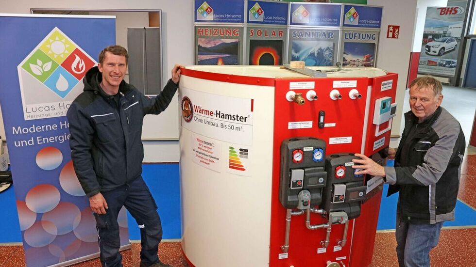 Haustechniker Lucas Halsema (l.) und sein Kollege beim Aufbau ihres Messestandes.