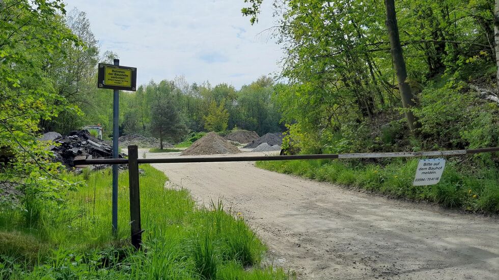 Der Eingang zur Sandgrube mit eindeutiger Botschaft: Betreten verboten!