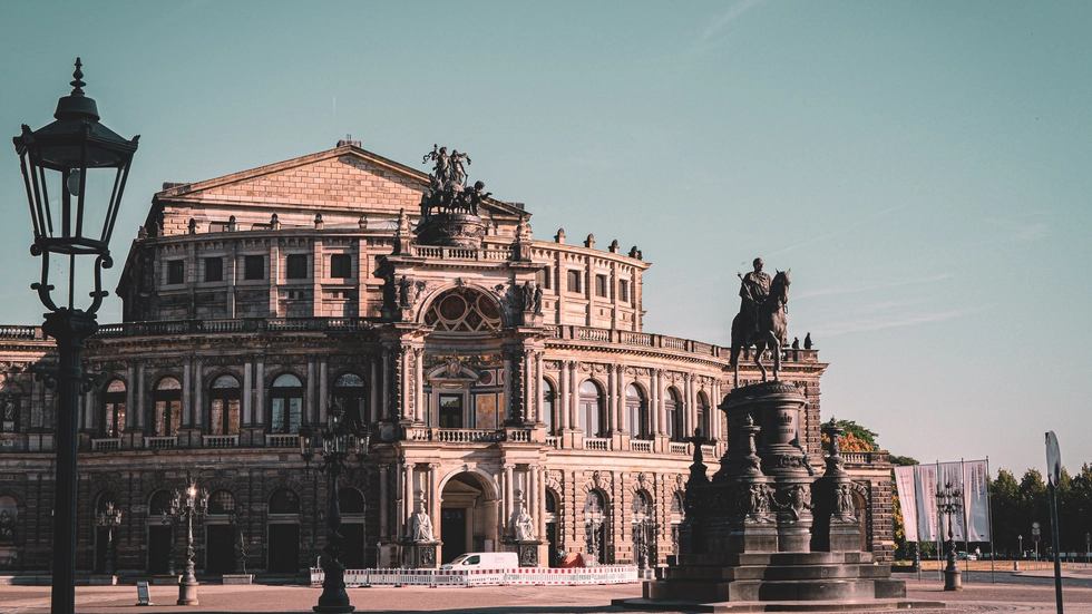 Der Mammutmarsch führt auch an der Dresdner Semperoper vorbei Der Mammutmarsch führt auch an der Dresdner Semperoper vorbei
