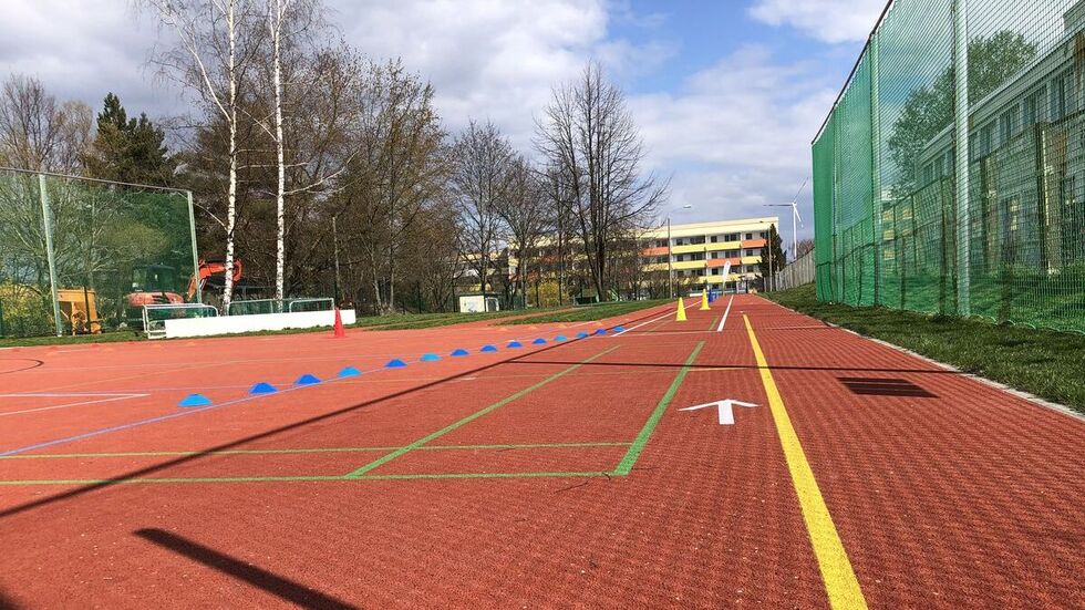 Außensportfeld mit Sprintbahn, Weitsprunggrube und Kugelstoßanlage