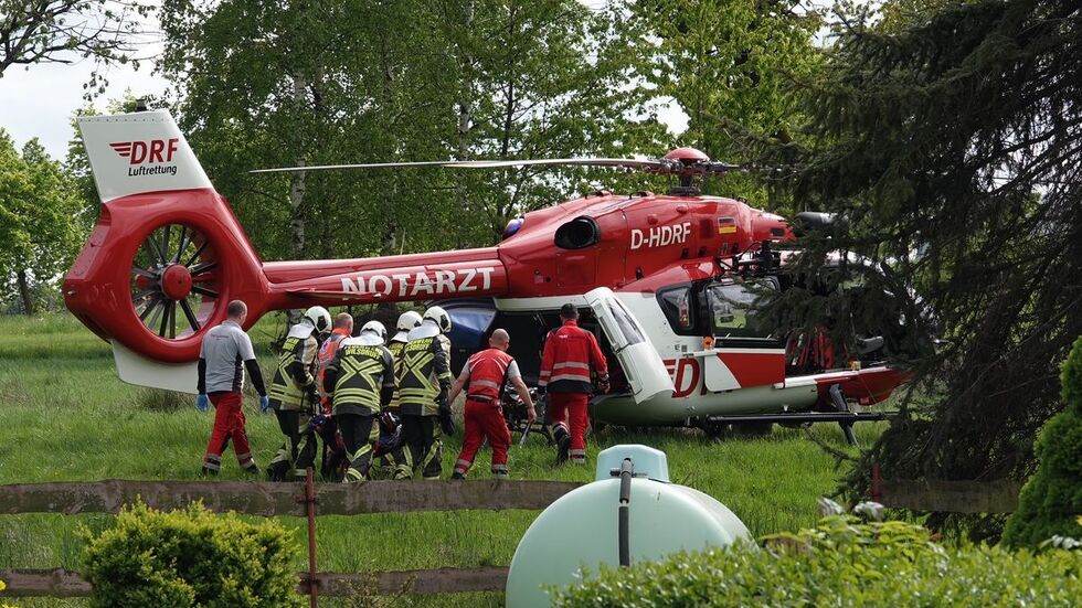Der Mann wurde mit dem Rettungshubschrauber in ein Krankenhaus geflogen.