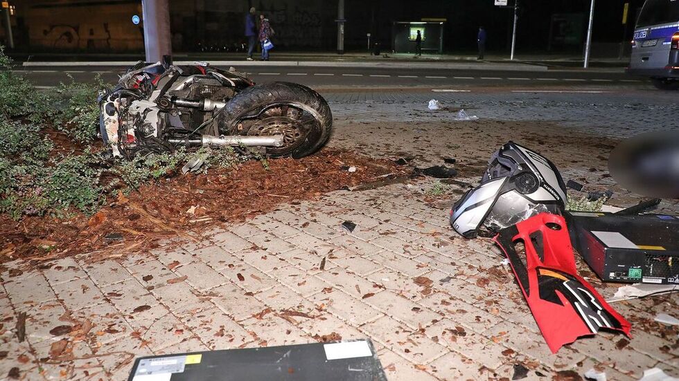 Das völlig zerstörte Rad am Unfallort.