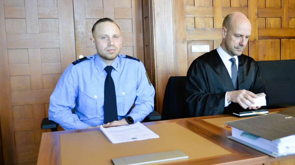 Polizist Sven H. als Nebenkläger und sein Anwalt Roman Sommer im Prozess gegen den nicht erschienen Angeklagten