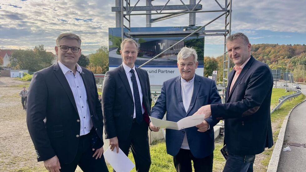 Gerd Koschmieder Vorstand Volksbank Chemnitz, Torsten Bochmann Notar Aue, OB Aue Heinrich Kohl, Jens Müller Baubürgermeister Aue (v.l.n.r.) stellen das Vorhaben vor.