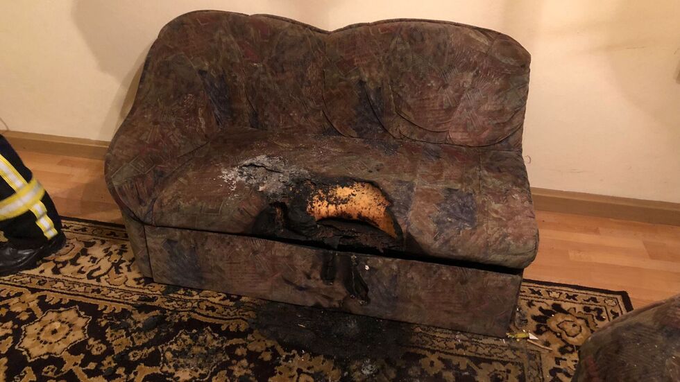 Im Sofa klafft ein großes Brandloch.