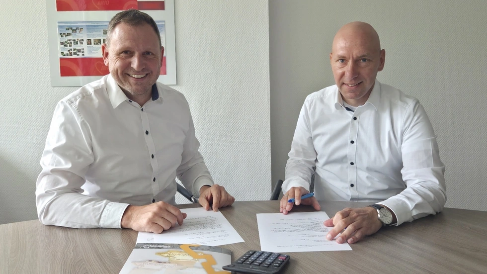 Lars Bauer (KSB, li.) und Marcus Beier (AWO Lausitz, re.) schließen Kooperation