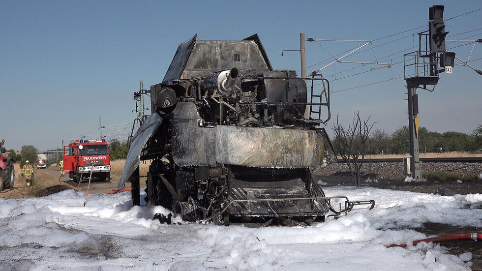 Abgebrannter Mähdrescher auf einem Feld in Lossatal