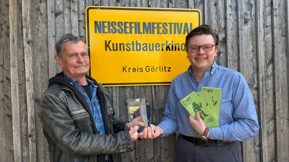 Andreas Friedrich vom Kunstbauerkino Großhennerdorf und Festivalleiter Clemens Meyer
Andreas Friedrich vom Kunstbauerkino Großhennerdorf und Festivalleiter Clemens Meyer